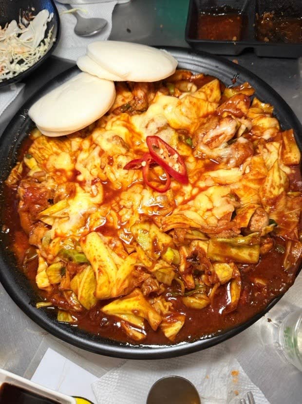 김실력 치즈닭갈비 & 꽃빵번 — 매콤한 순살 닭갈비에 치즈를 듬뿍, 촉촉한 꽃빵번에 싸 먹는 재미가 있는 메뉴